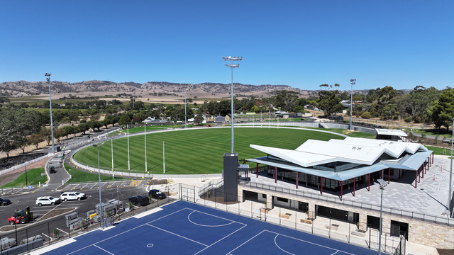 Barossa residents gather round for football